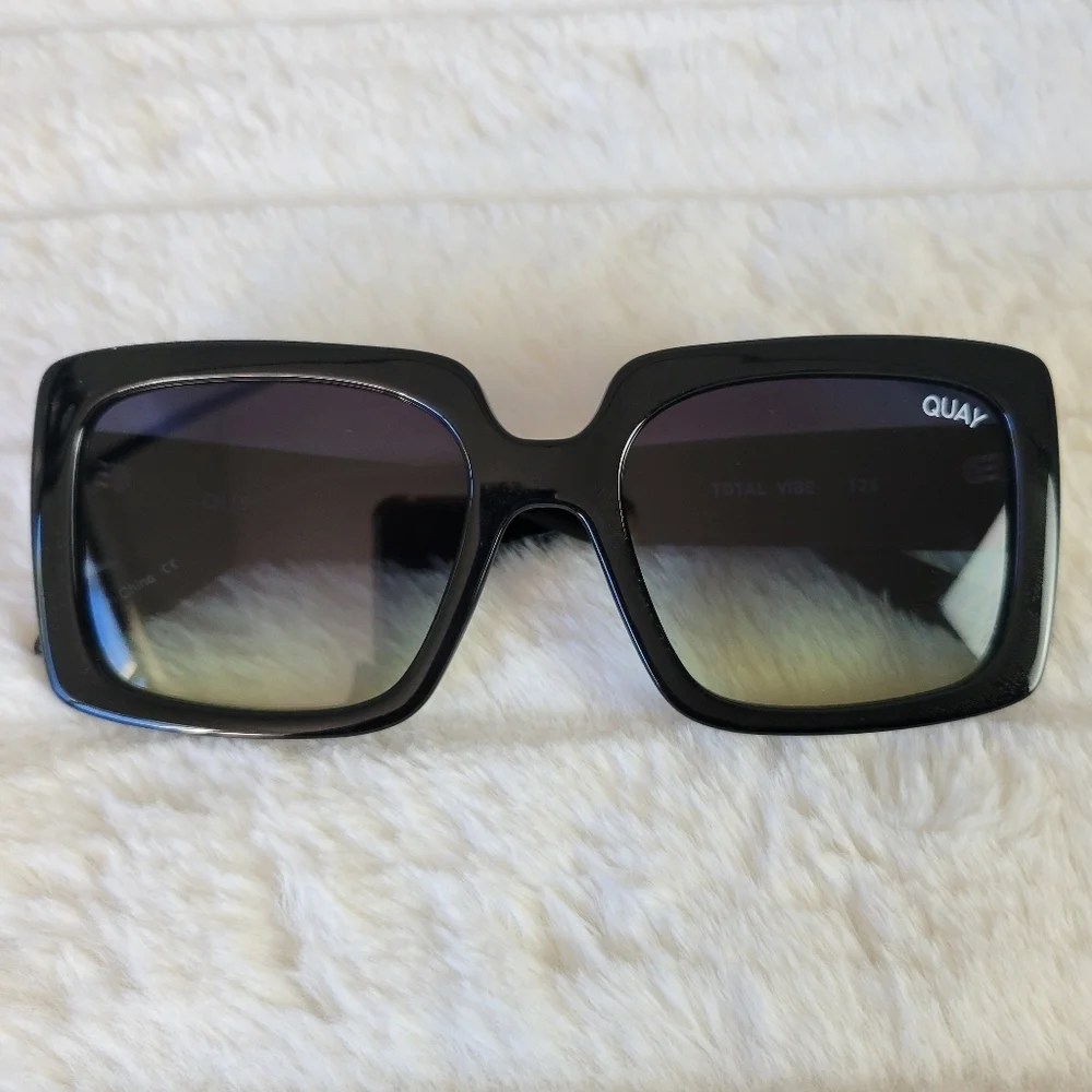 QUAY // ltd ed paris hilton collab oversized premium injection square sunglasses